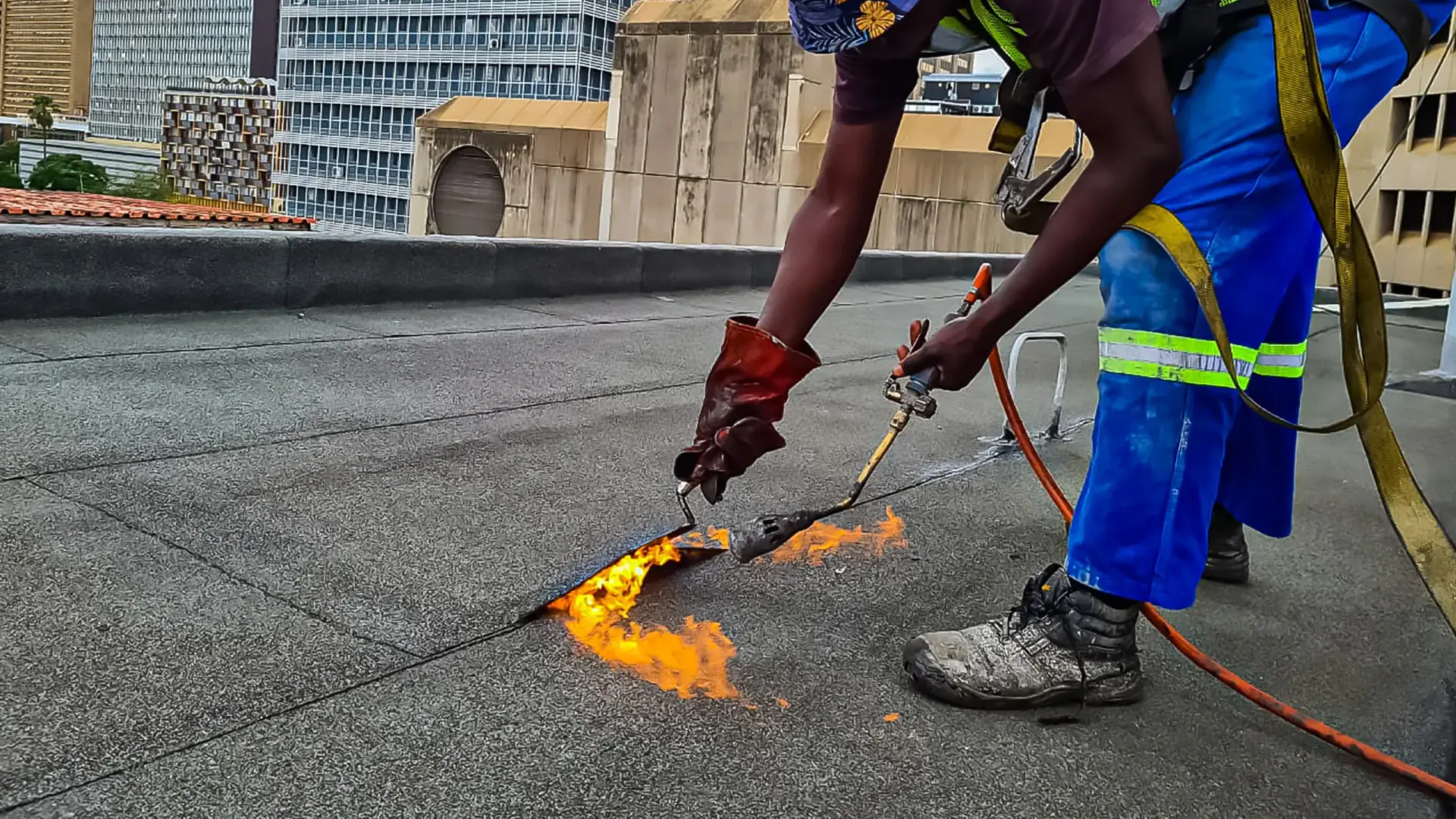 Torch-on waterproofing for flat roofs and concrete surfaces